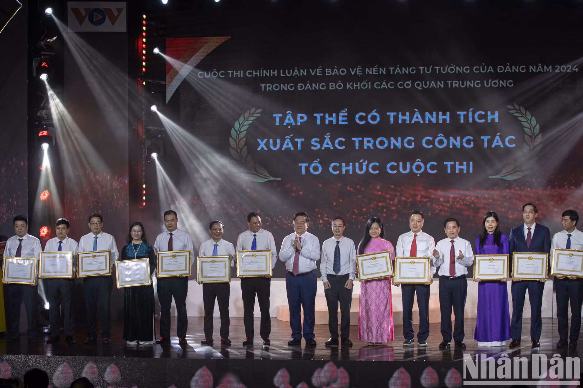 Trong Nghia y Van The otorgan certificados de mérito a los grupos con logros destacados en la organización del concurso.