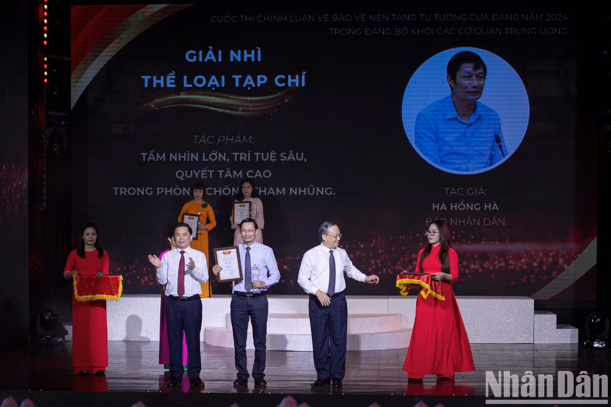 El autor Ha Hong Ha, del periódico Nhan Dan, recibe el segundo premio en la categoría de Revista.