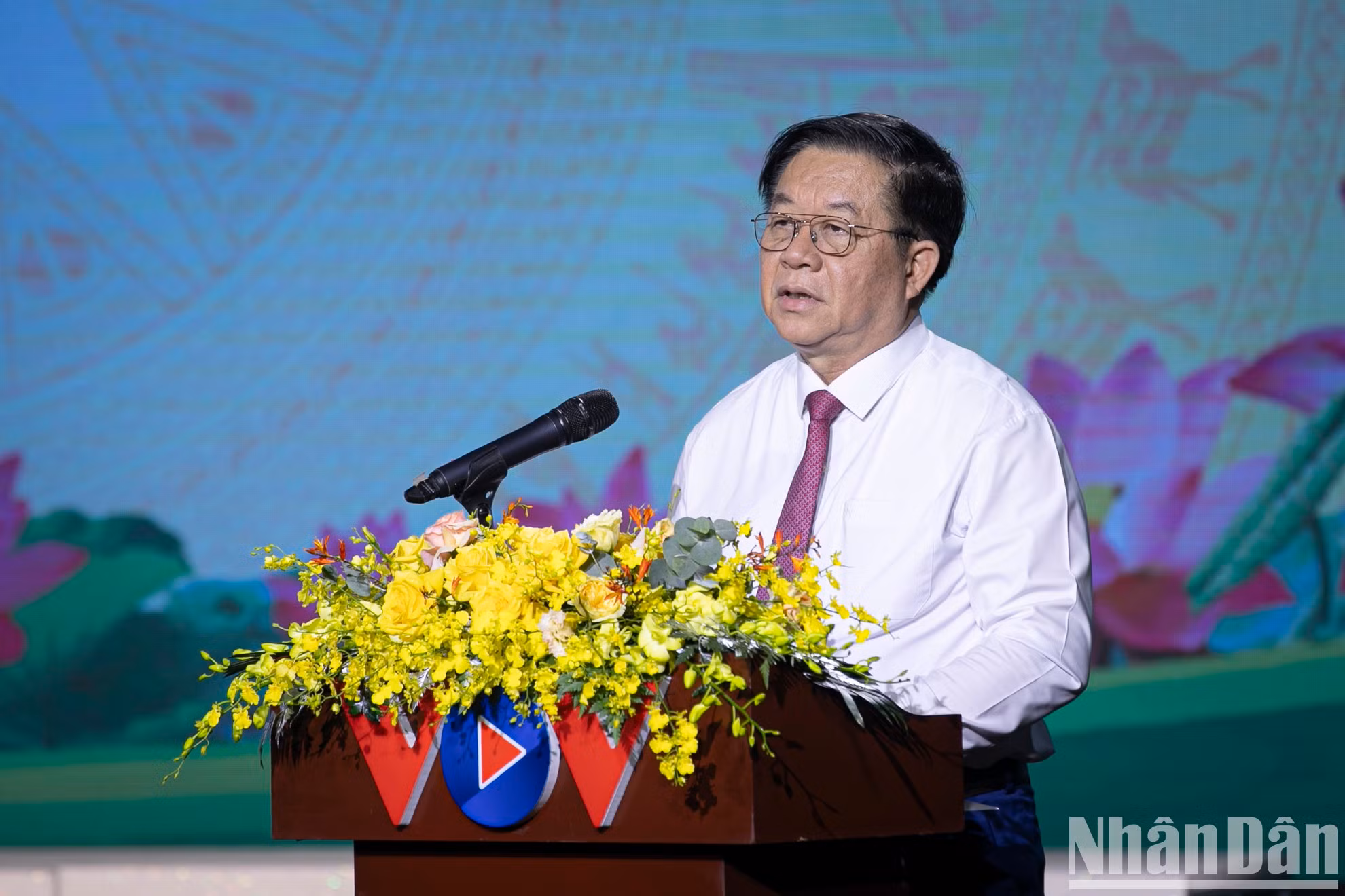 Trong Nghia interviene en el acto.