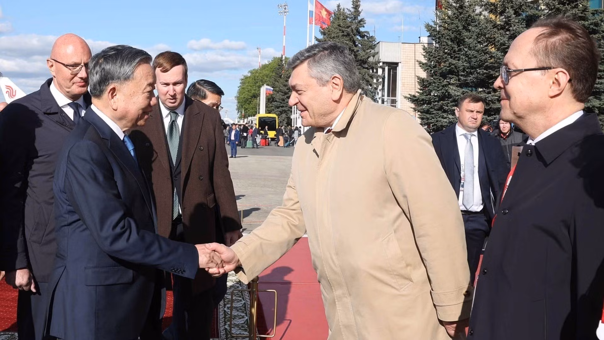 Funcionarios de Rusia reciben al secretario general To Lam y a su esposa en el aeropuerto Vnúkovo 2, en la capital Moscú.
