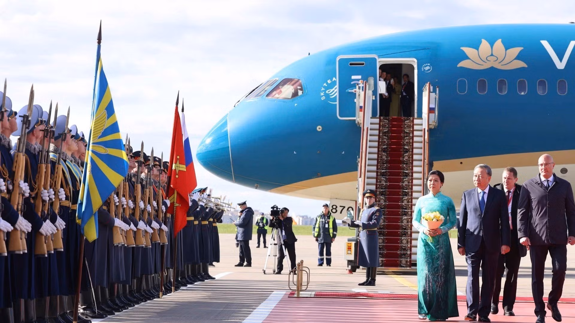 Ceremonia oficial de bienvenida al dirigente vietnamita en el aeropuerto Vnúkovo 2, en Moscú.
