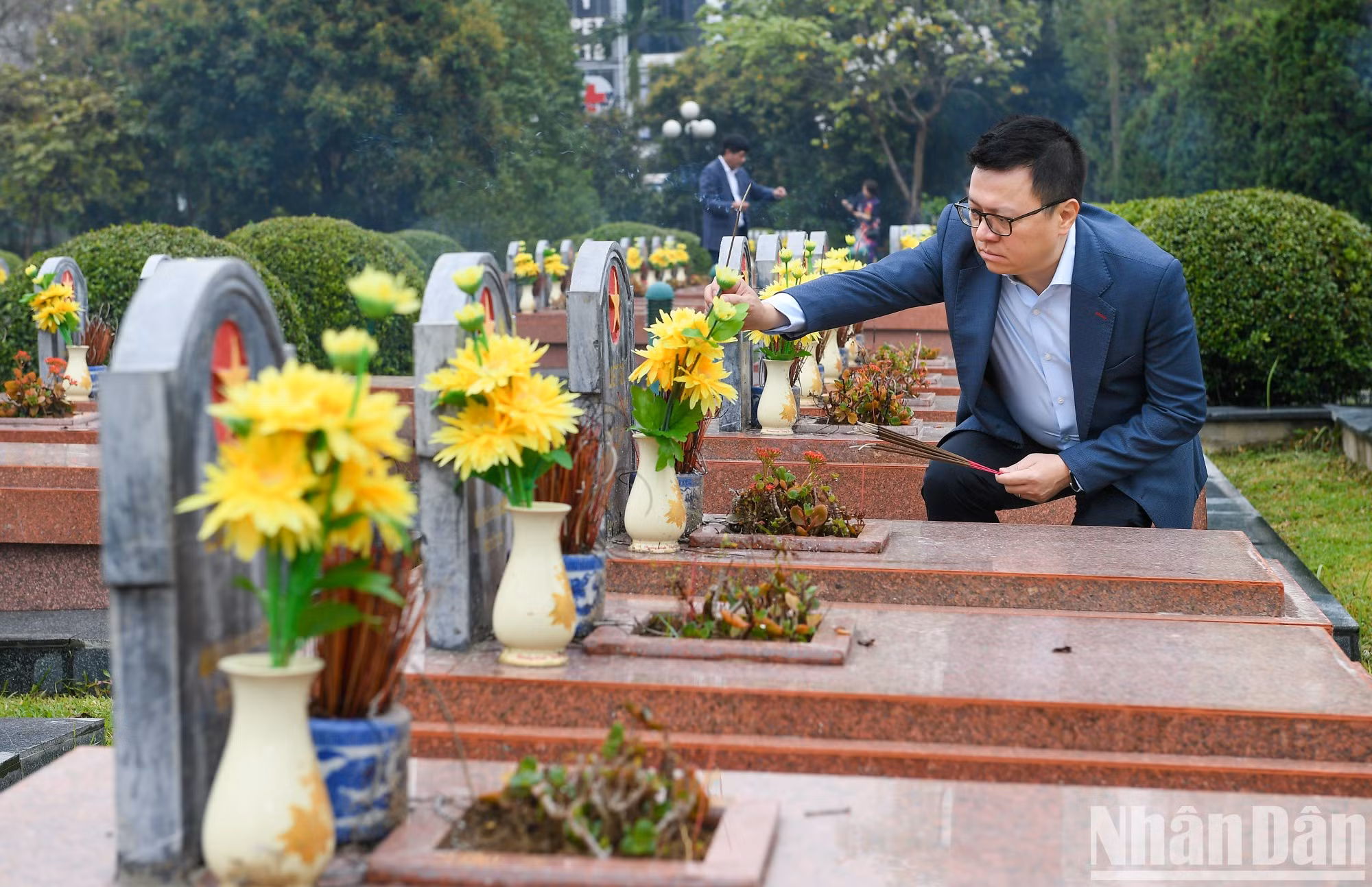 El presidente-editor de Nhan Dan rindió tributo a los mártires que descansan en el cementerio de mártires A1.