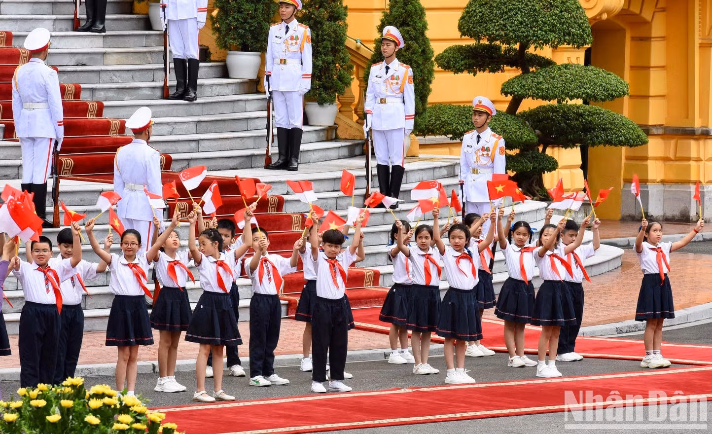 Niños capitalinos dan la bienvenida al primer ministro de Singapur, Lee Hsien Loong.