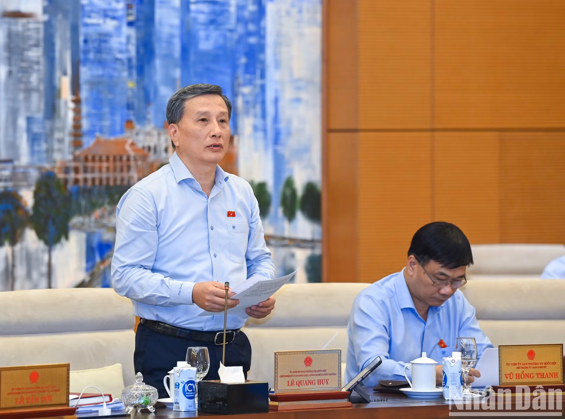 El jefe de la Comisión de Ciencia, Tecnología y Medio Ambiente de la Asamblea Nacional, Le Quang Huy, hace uso de la palabra.
