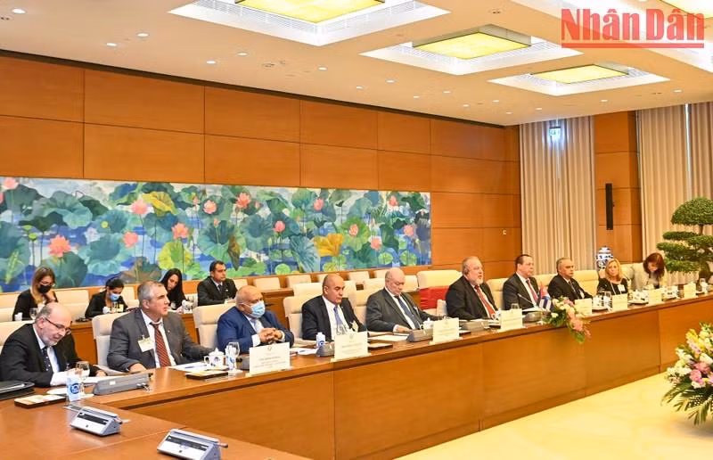 Manuel Marrero Cruz y miembros de la delegación cubana.