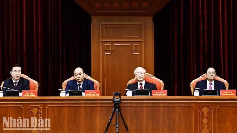 El secretario general del PCV, Nguyen Phu Trong, el presidente Nguyen Xuan Phuc, el primer ministro Pham Minh Chinh y el miembro permanente del Secretariado del Comité Central del PCV, Vo Van Thuong en la conferencia.