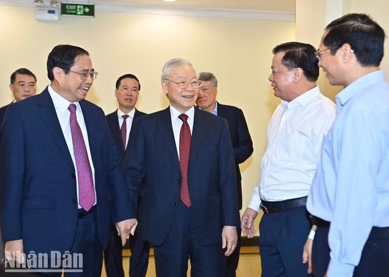 El secretario general del PCV, Nguyen Phu Trong, y otros dirigentes del Partido y el Estado asisten al evento.