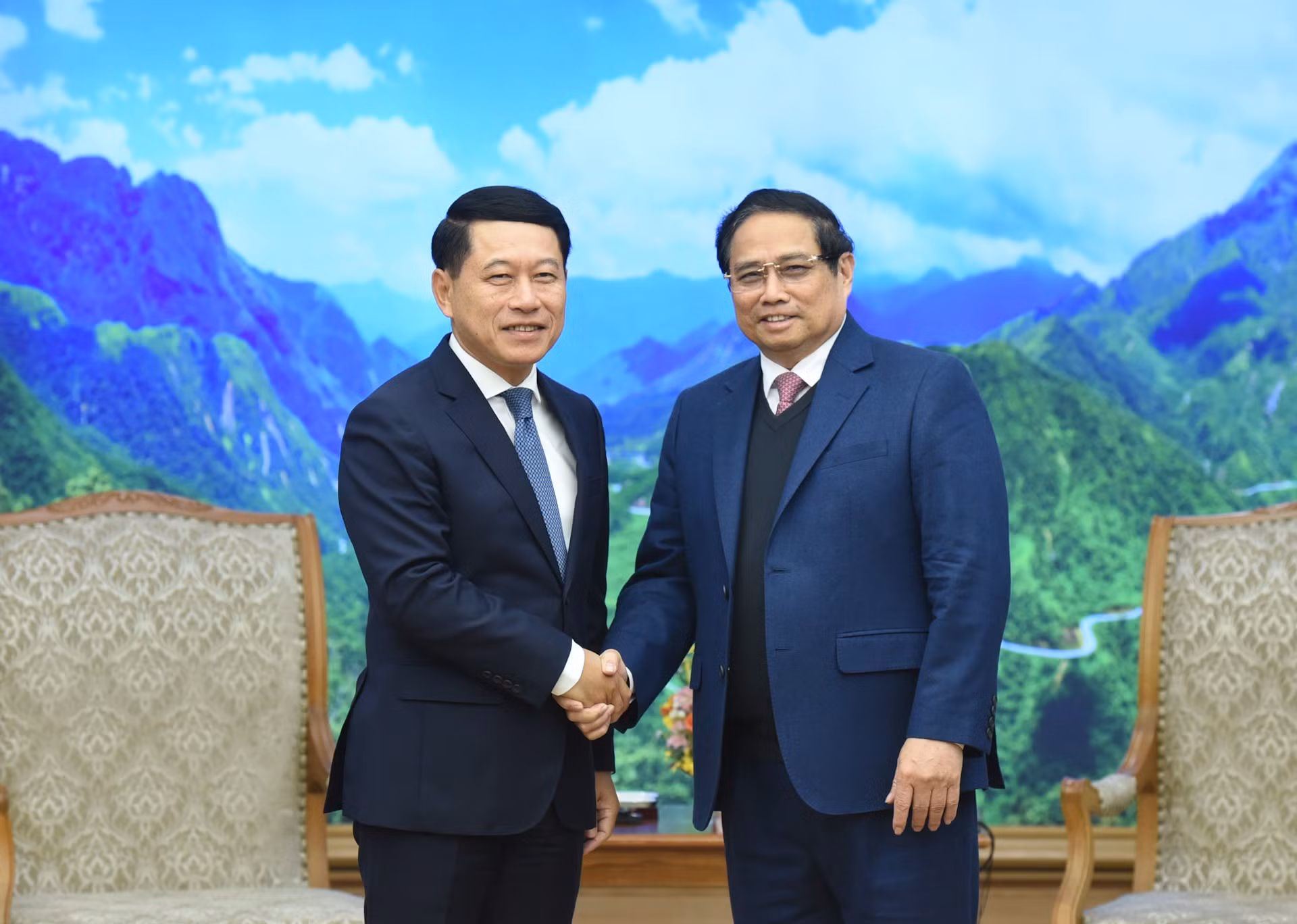 El primer ministro de Vietnam, Pham Minh Chinh, recibe al vicepremier y canciller de Laos, Saleumxay Kommasith.