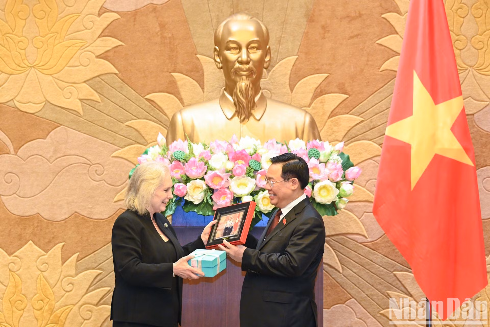 Titular legislativo de Vietnam entrega un obsequio de recuerdo a la visistante estadounidense.