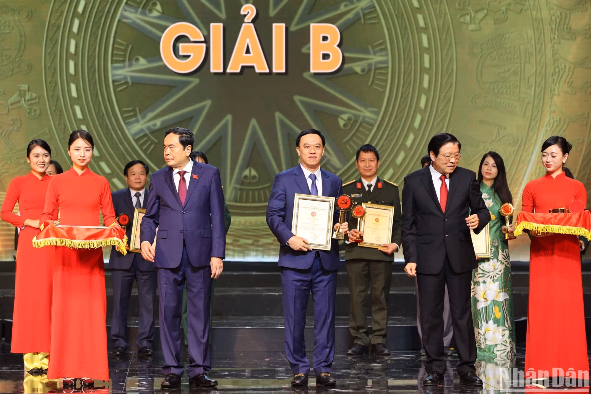 El vicepresidente permanente de la Asamblea Nacional, Tran Thanh Man, y el jefe de la Comisión de Asuntos Internos del Comité Central del PCV, Phan Dinh Trac, entregan el premio B al periódico Nhan Dan. El vicepresidente permanente de la Asamblea Nacional, Tran Thanh Man, y el jefe de la Comisión de Asuntos Internos del Comité Central del PCV, Phan Dinh Trac, entregan el premio B al periódico Nhan Dan.
