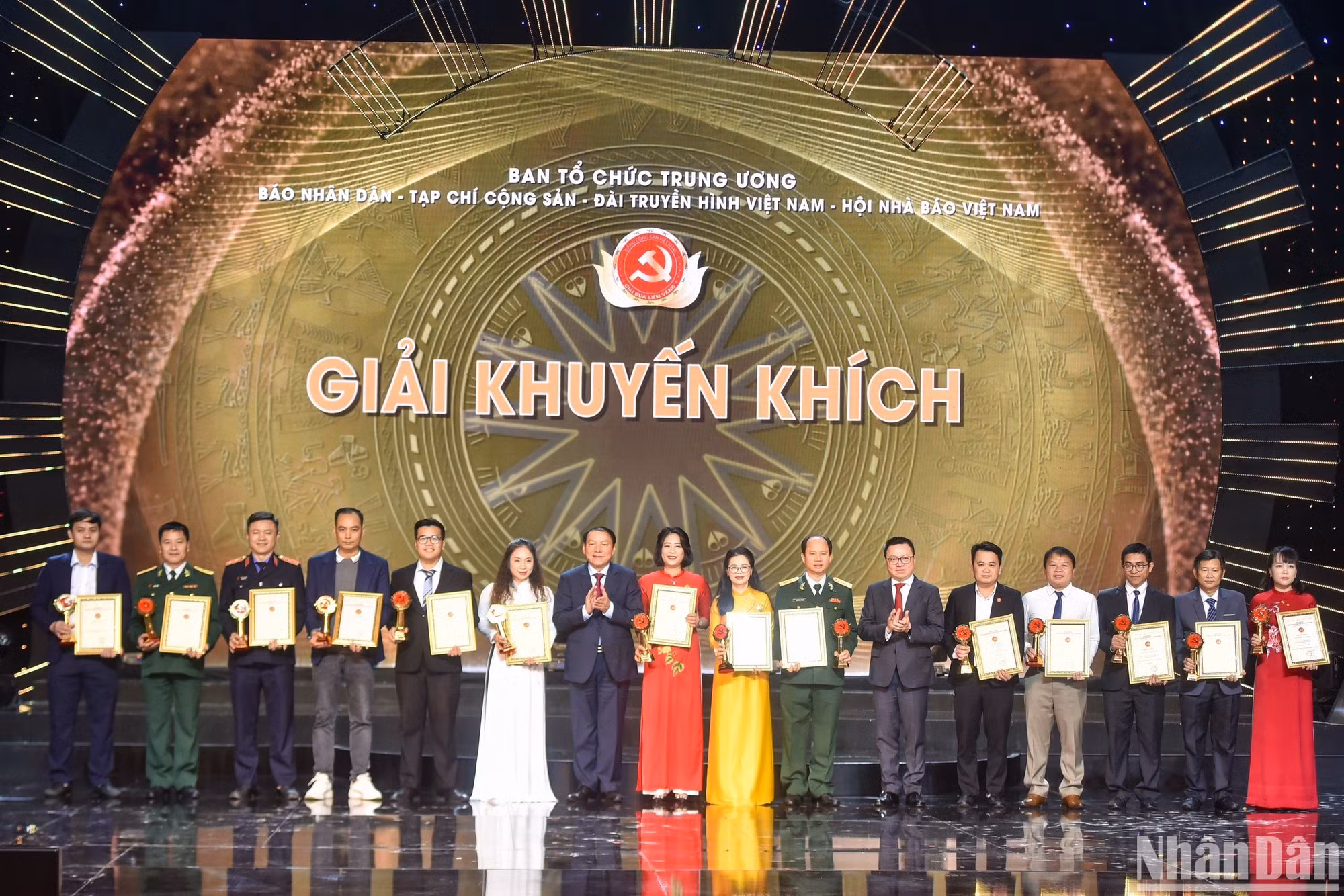 El ministro de Cultura, Deportes y Turismo, Nguyen Van Hung, y el presidente-editor del periódico Nhan Dan, presidente de la Asociación de Periodistas de Vietnam, Le Quoc Minh, otorgan premios de consolación a los ganadores. El ministro de Cultura, Deportes y Turismo, Nguyen Van Hung, y el presidente-editor del periódico Nhan Dan, presidente de la Asociación de Periodistas de Vietnam, Le Quoc Minh, otorgan premios de consolación a los ganadores.