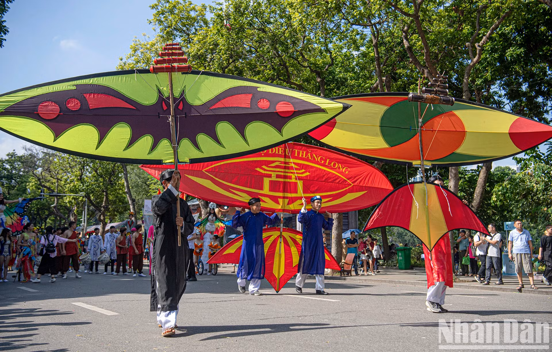 Según la subdirectora del Centro de Promoción de Inversión, Comercio y Turismo de Hanói, Nguyen Thi Mai Anh, el carnaval, que forma parte del Festival de Otoño de Hanói, es una actividad para presentar el turismo de la metrópoli. Según la subdirectora del Centro de Promoción de Inversión, Comercio y Turismo de Hanói, Nguyen Thi Mai Anh, el carnaval, que forma parte del Festival de Otoño de Hanói, es una actividad para presentar el turismo de la metrópoli.