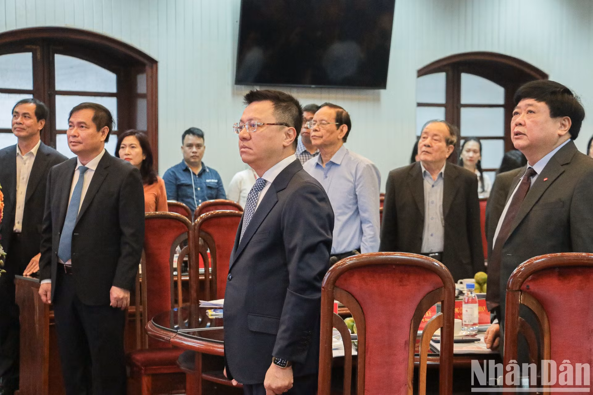 Los delegados se emocionan cuando se entonan las notas de la canción Tien Quan Ca, el himno nacional de Vietnam.