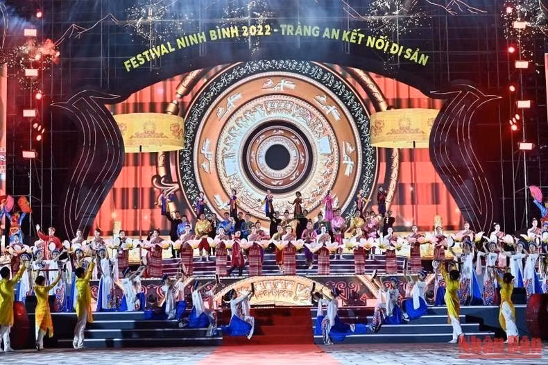 Espectáculo artístico en la ceremonia de apertura del Festival Ninh Binh 2022.