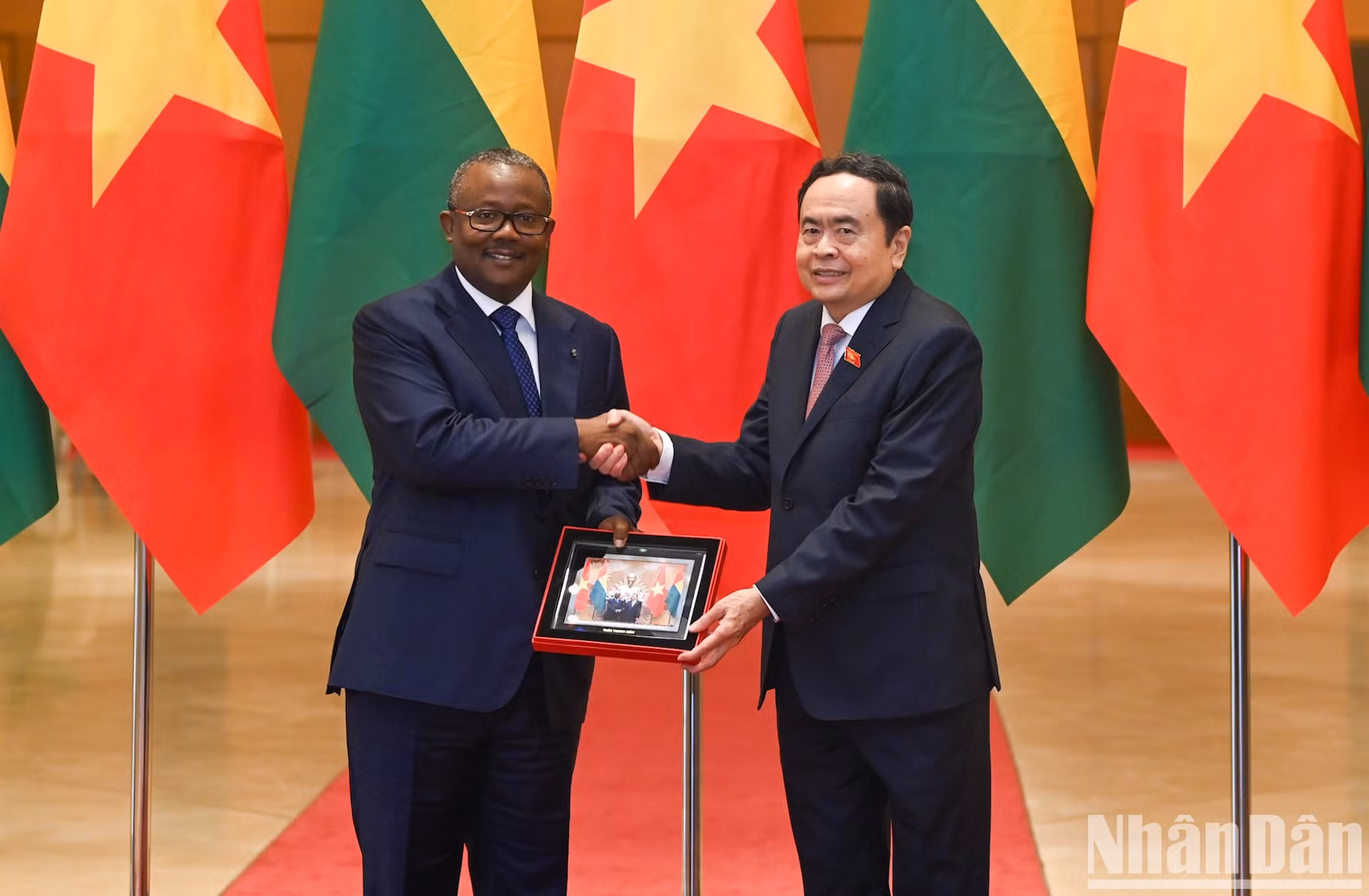 Thanh Man entrega un regalo de recuerdo al visitante bisauguineano.