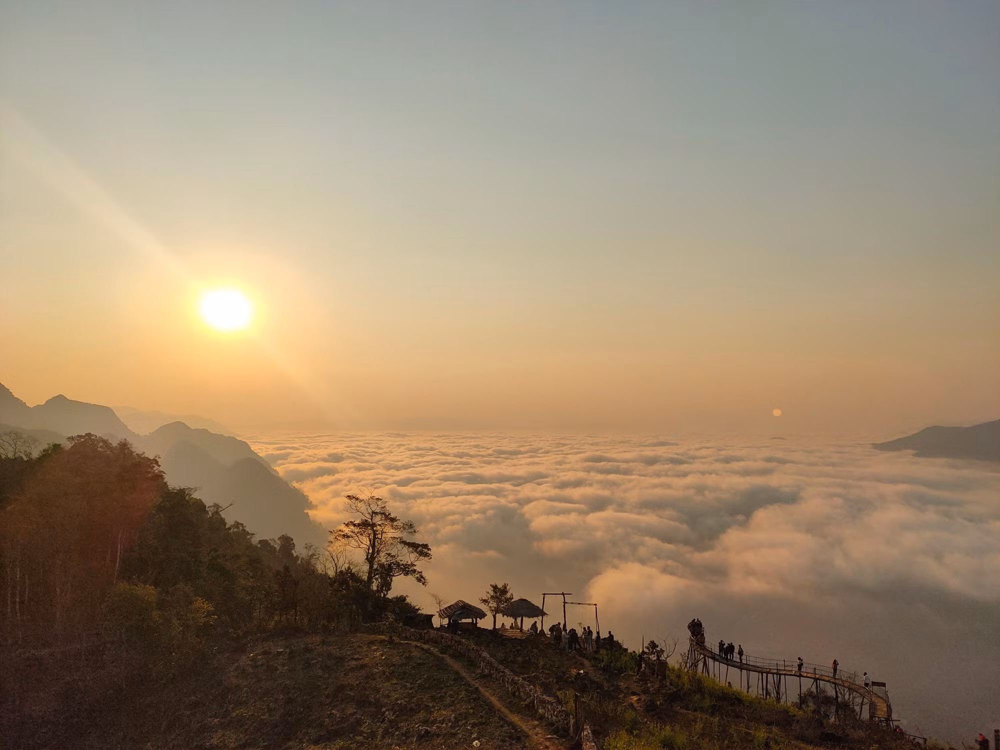 Los amaneceres en Hang Kia permiten admirar los rayos del sol filtrándose por el mar de nubes y creando un hermoso color rosa-anaranjado suave. Después de la salida del Astro Rey, la alfombra de nubes se torna blanca como algodón de azúcar y envuelve los picos de las montañas ondulantes.