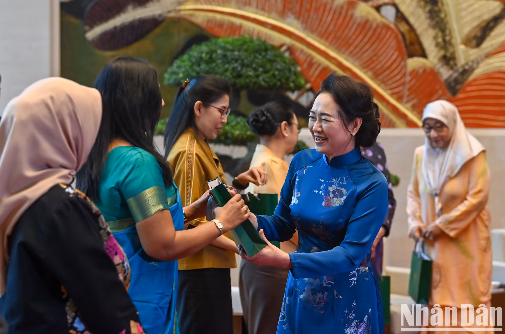 Thanh Nga entrega obsequios a los miembros del grupo AWCH. Thanh Nga entrega obsequios a los miembros del grupo AWCH.
