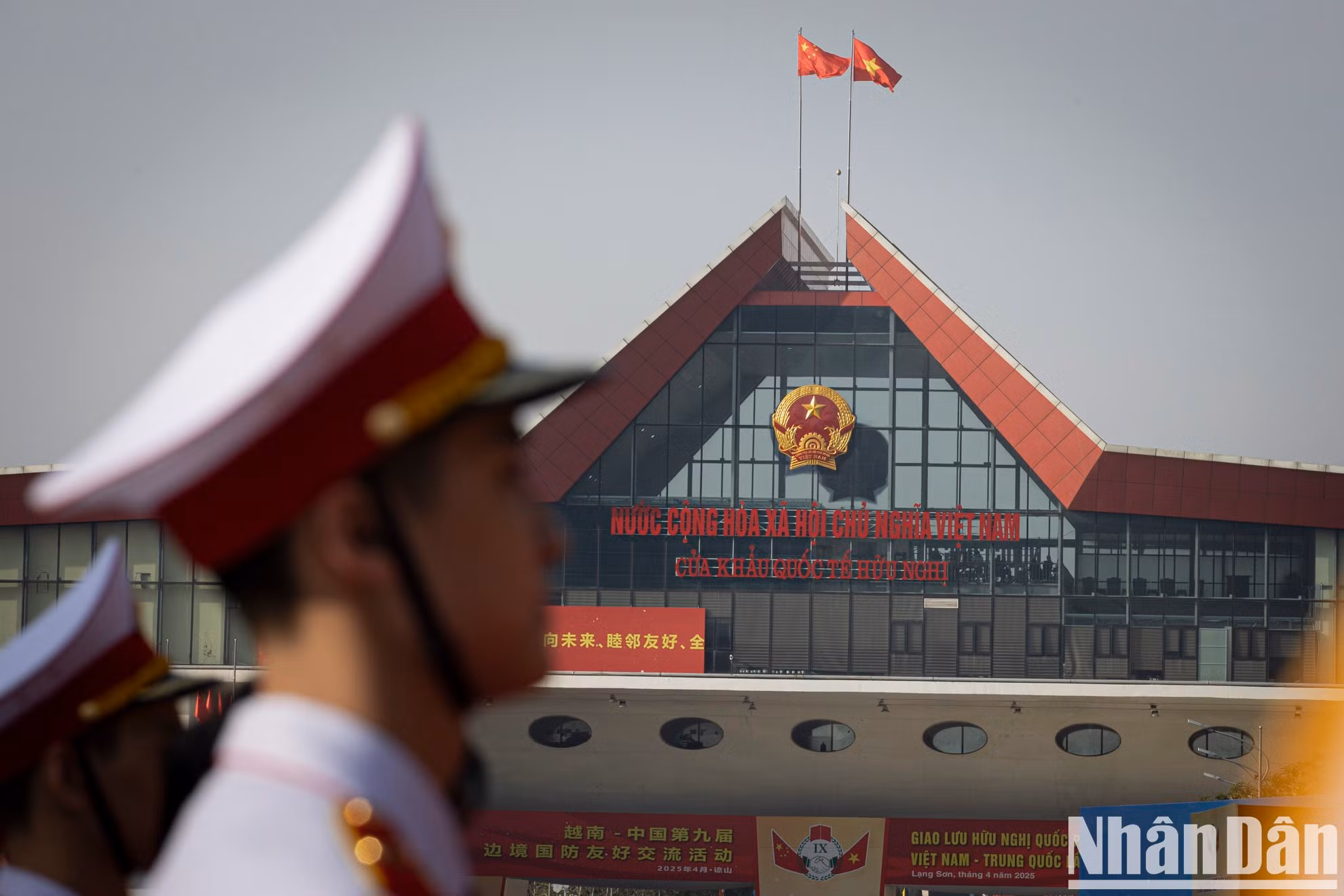 El programa, que tiene lugar inmediatamente después de la visita de Estado a Vietnam del secretario general y presidente de China, Xi Jinping, con motivo del 75º aniversario de las relaciones diplomáticas bilaterales, es un testimonio de la determinación de ambos Partidos, Estados y pueblos de unir esfuerzos para fomentar la amistad tradicional, lo que contribuirá a profundizar aún más la asociación de cooperación estratégica integral Vietnam-China.