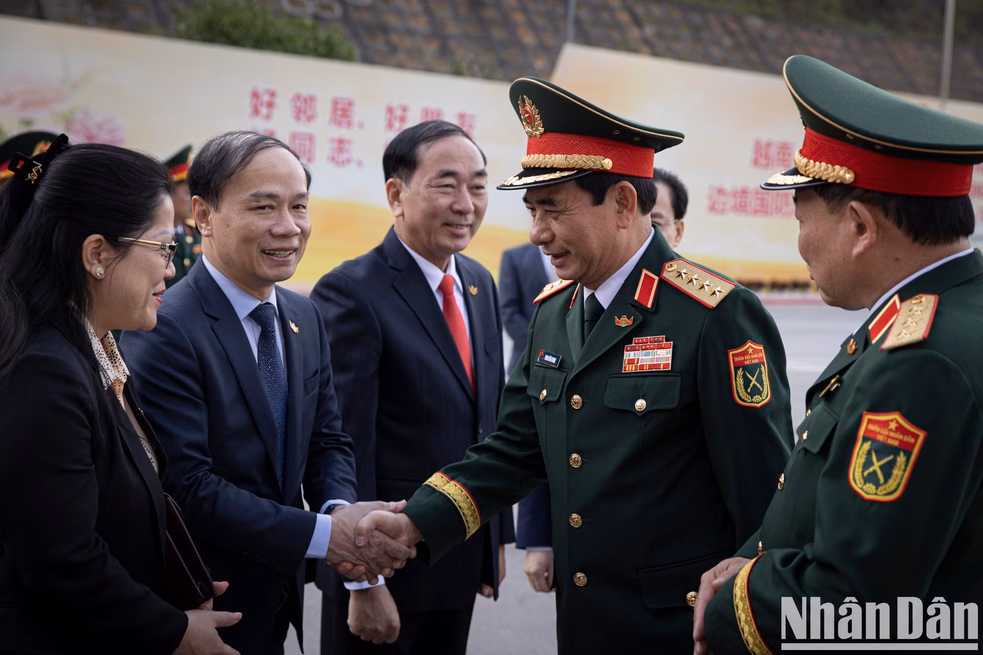 Ceremonia de despedida de la delegación de alto rango del Ministerio de Defensa de Vietnam en la puerta fronteriza internacional de Huu Nghi, provincia de Lang Son.