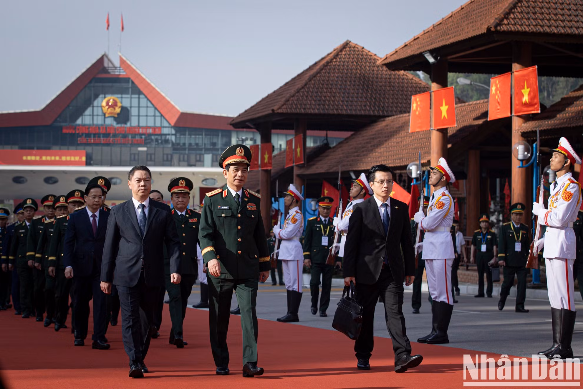 La delegación cruza la puerta fronteriza internacional de Huu Nghi hacia China para asistir a actividades de intercambio.