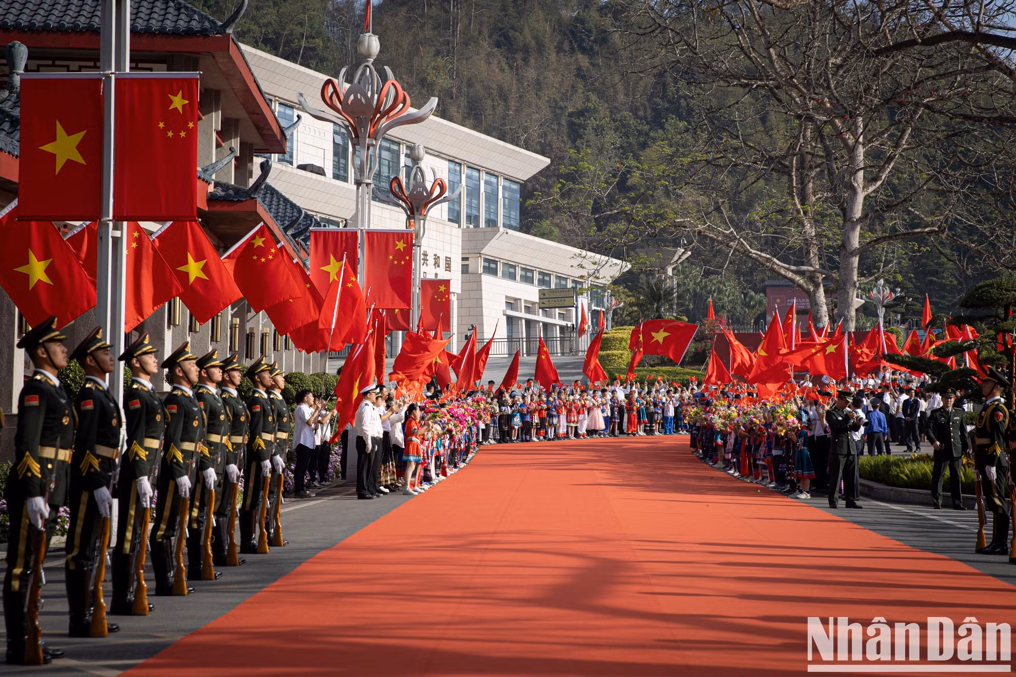 El pueblo chino da la bienvenida a la delegación vietnamita.