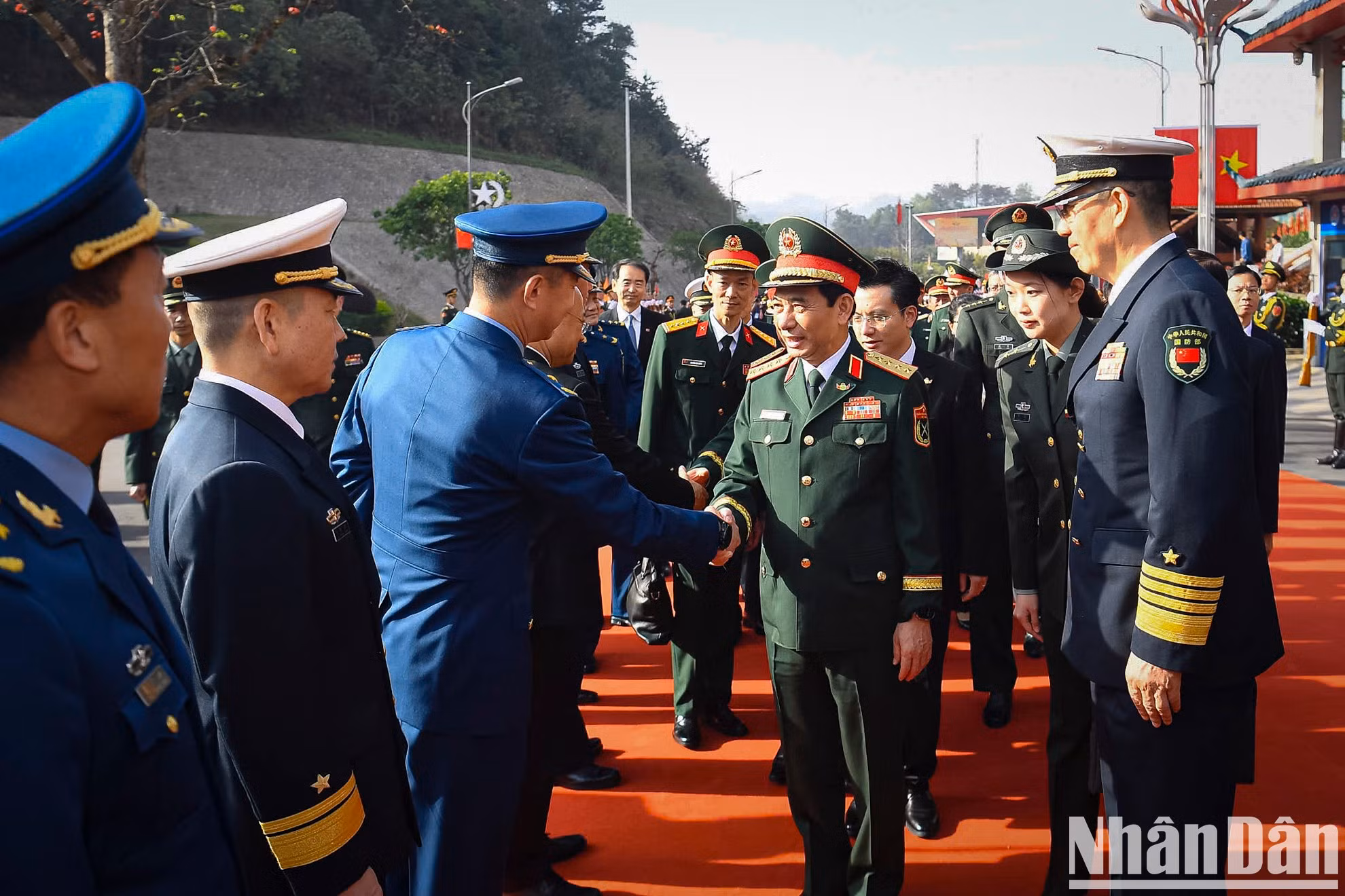 El ministro de Defensa chino, Dong Jun, presenta a los delegados chinos al ministro Phan Van Giang.