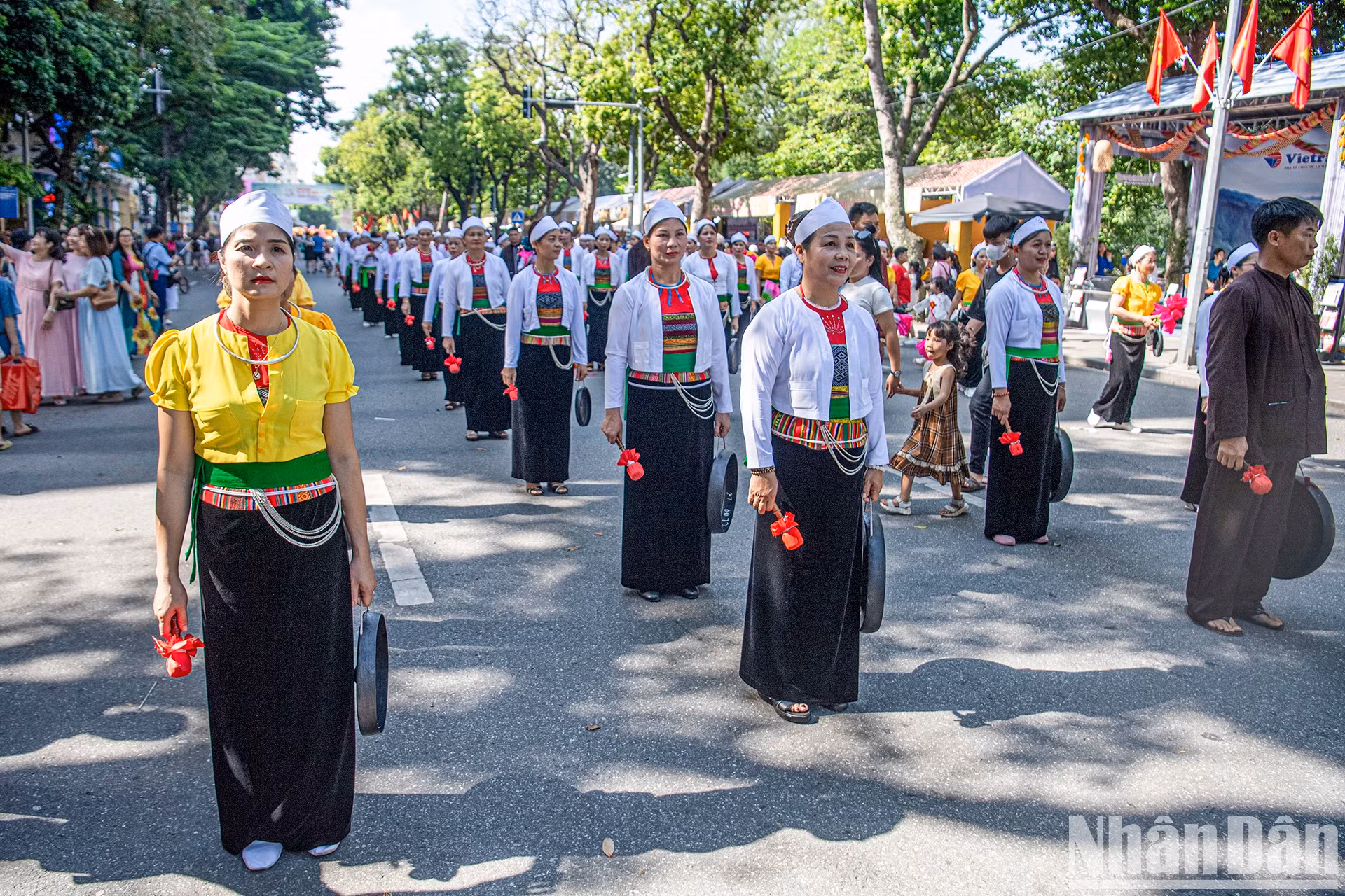 El desfile representa la cultura étnica Muong. El desfile representa la cultura étnica Muong.