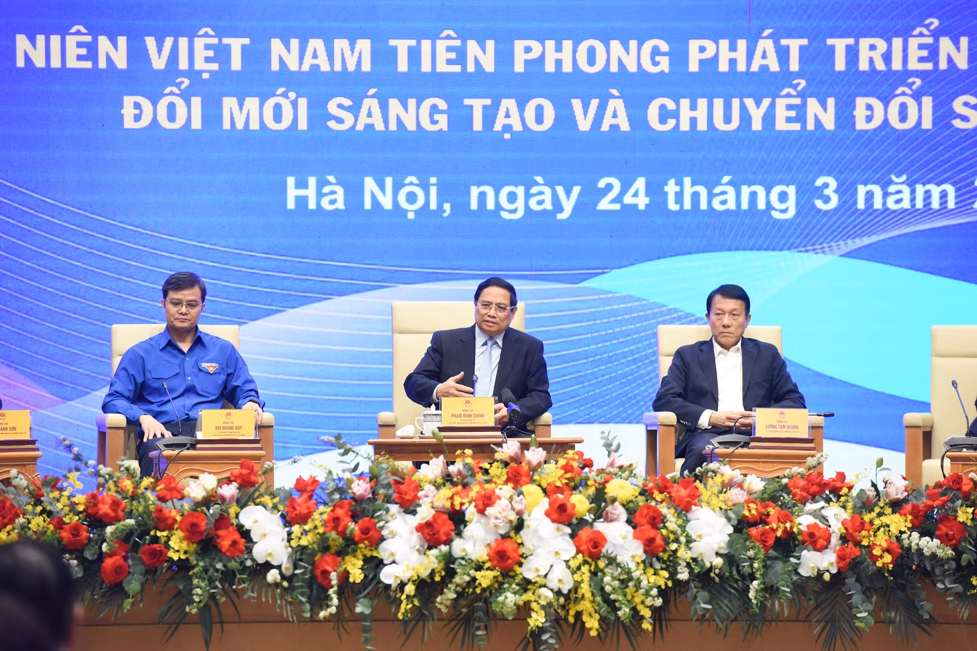 Minh Chinh habla en la cita. Minh Chinh habla en la cita.