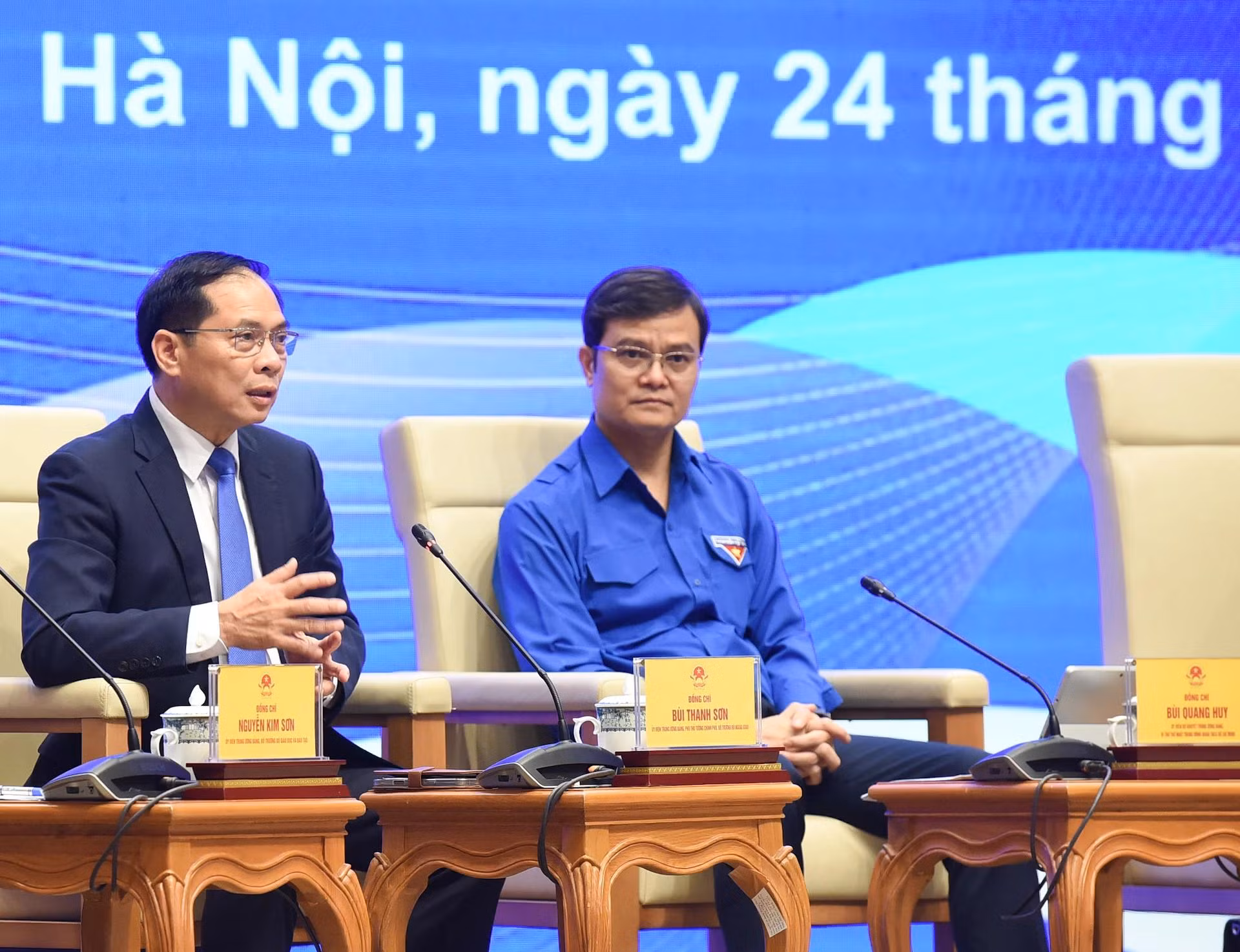 El viceprimer ministro y ministro de Relaciones Exteriores, Bui Thanh Son, habla en la cita. El viceprimer ministro y ministro de Relaciones Exteriores, Bui Thanh Son, habla en la cita.