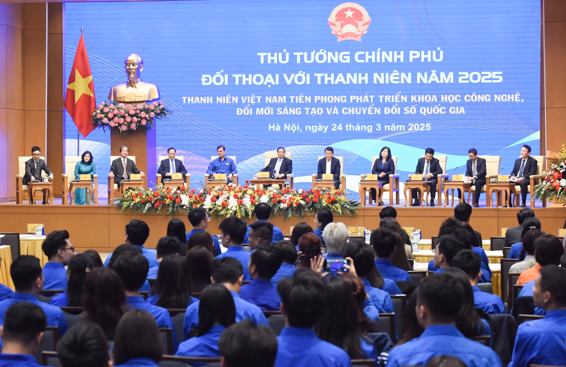 El primer ministro Pham Minh Chinh y representantes de ministerios y sectores asisten al diálogo. El primer ministro Pham Minh Chinh y representantes de ministerios y sectores asisten al diálogo.