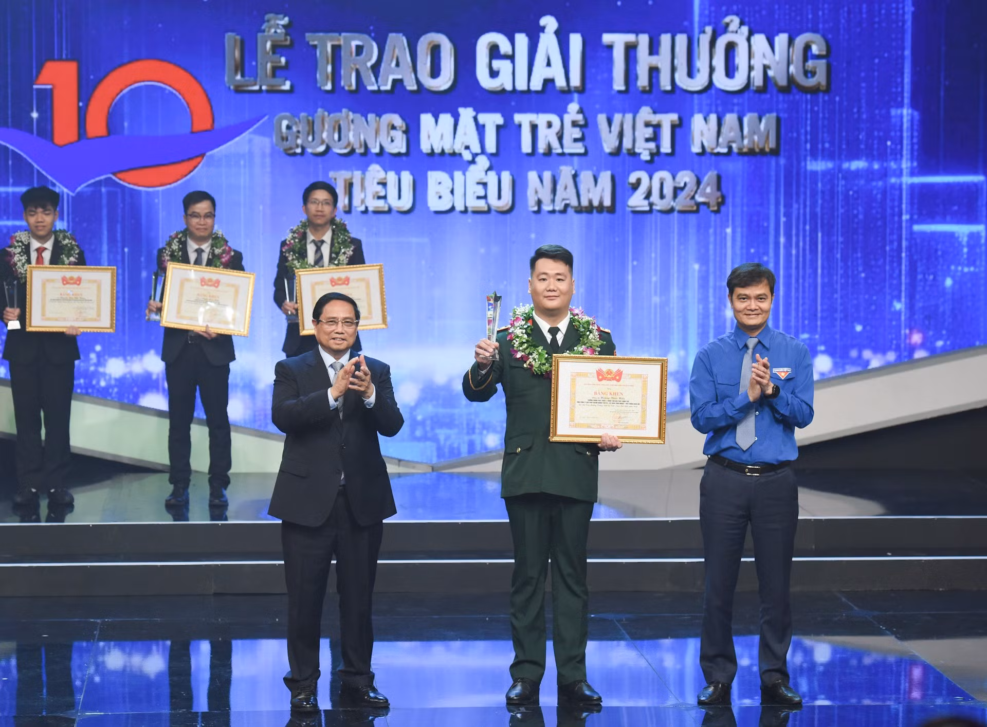 El primer ministro Pham Minh Chinh y el primer secretario del Comité Central de la Unión de Jóvenes Comunistas Ho Chi Minh, Bui Quang Huy, entregan el premio al ganador en el campo de la investigación científica. El primer ministro Pham Minh Chinh y el primer secretario del Comité Central de la Unión de Jóvenes Comunistas Ho Chi Minh, Bui Quang Huy, entregan el premio al ganador en el campo de la investigación científica.