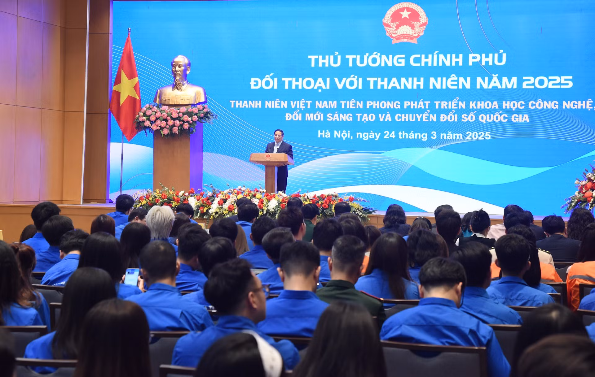 Minh Chinh interviene en el evento. Minh Chinh interviene en el evento.