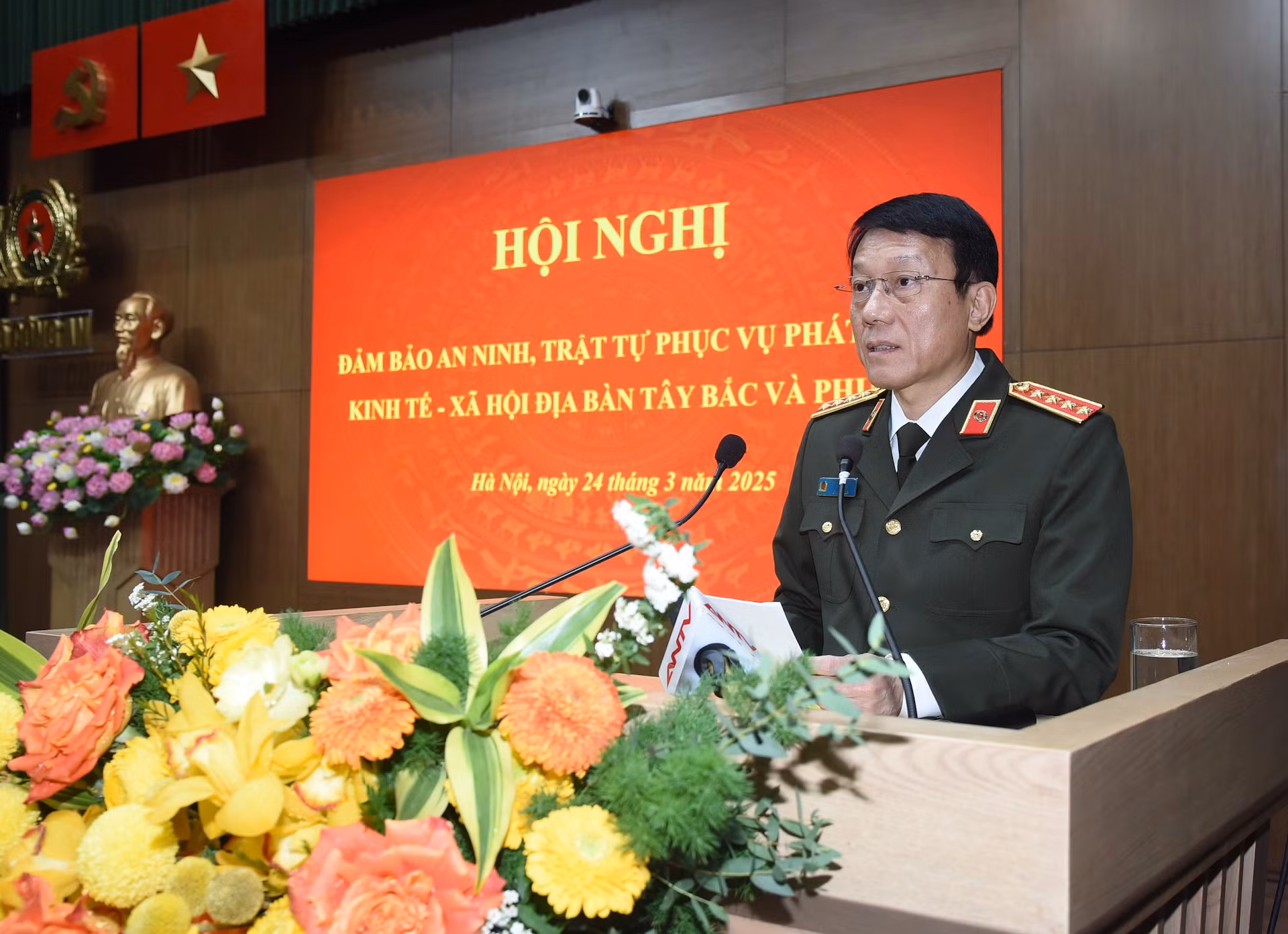 El general Luong Tam Quang, ministro de Seguridad Pública, habla en la conferencia. El general Luong Tam Quang, ministro de Seguridad Pública, habla en la conferencia.