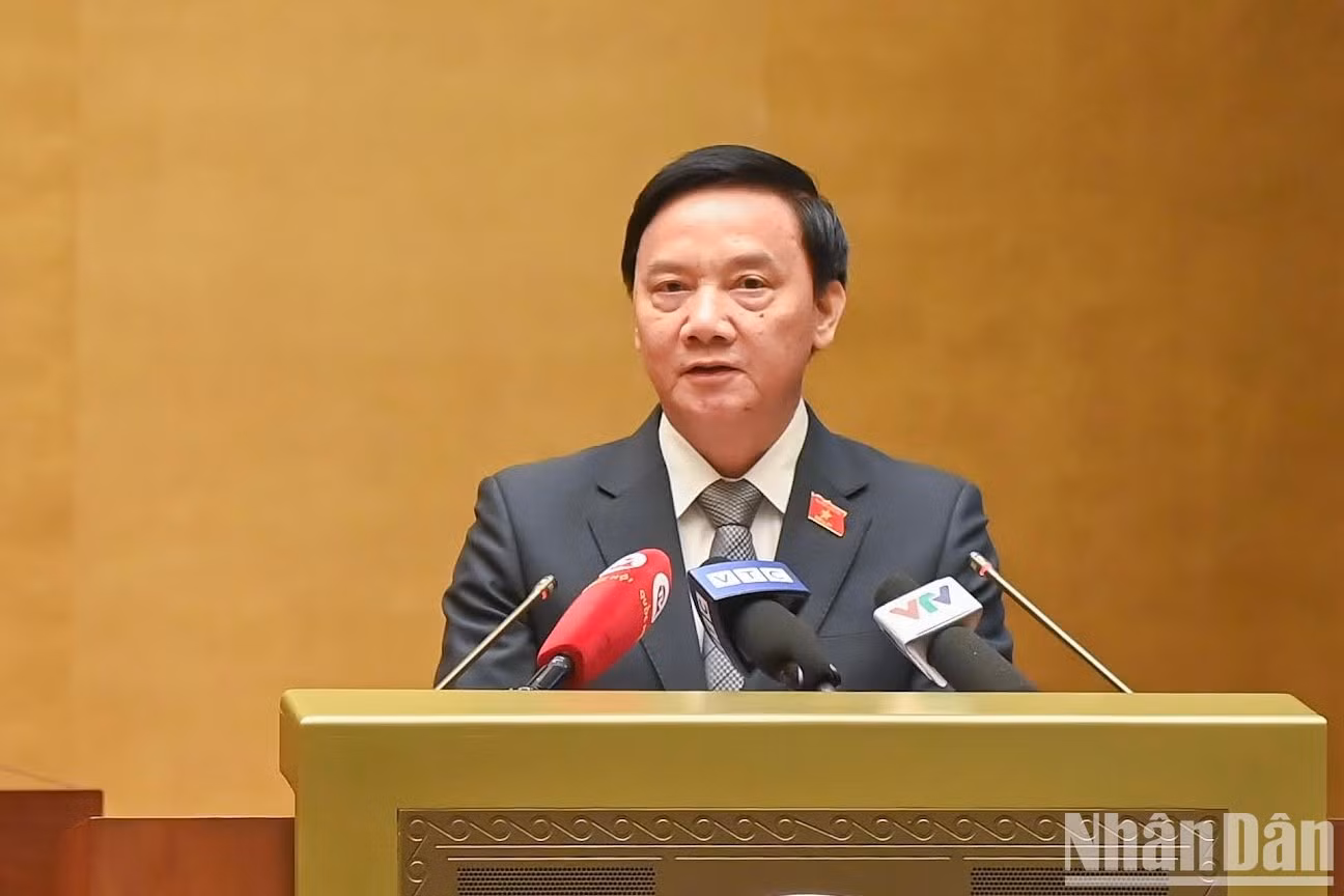 El vicepresidente de la Asamblea Nacional Nguyen Khac Dinh presenta el propósito de la publicación, el valor, el significado y el contenido del libro.