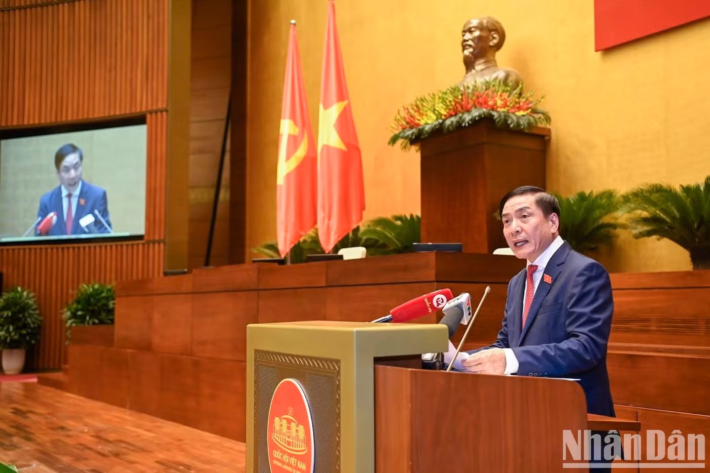 El secretario general y jefe de la Oficina de la Asamblea Nacional, Bui Van Cuong, pronuncia el discurso de apertura del acto.
