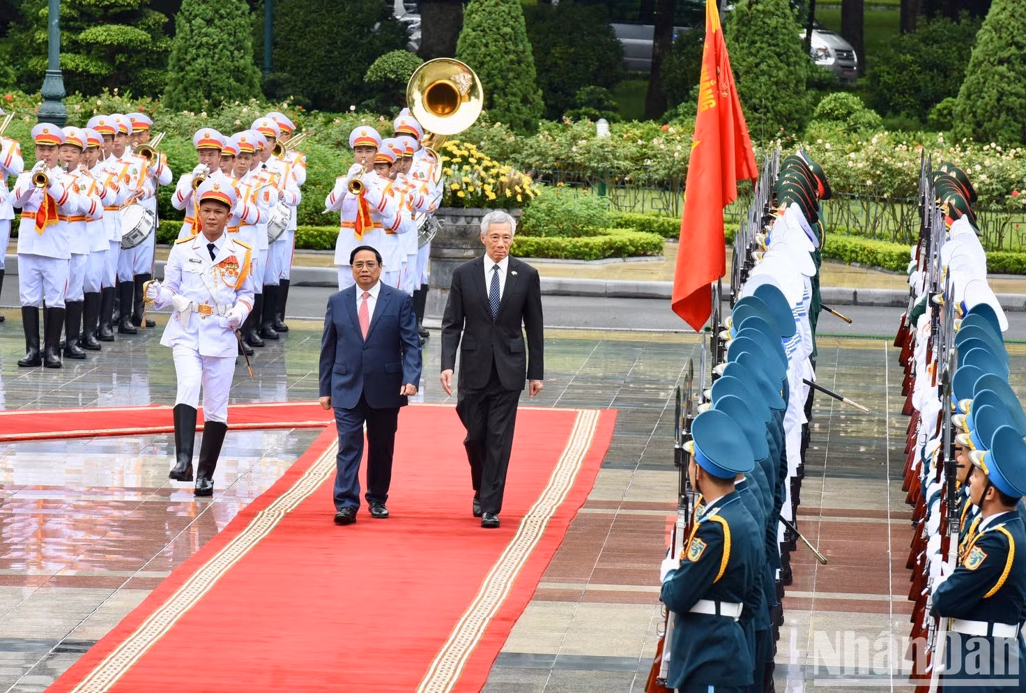 Los dos dirigentes revisan la guardia de honor del Ejército Popular de Vietnam.