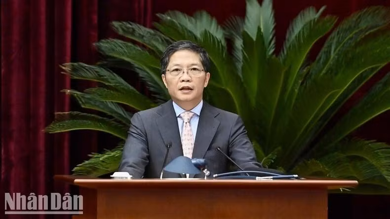 El miembro del Buró Político y jefe de la Comisión de Asuntos Económicos del Comité Central del PCV, Tran Tuan Anh, presenta un informe en el evento.