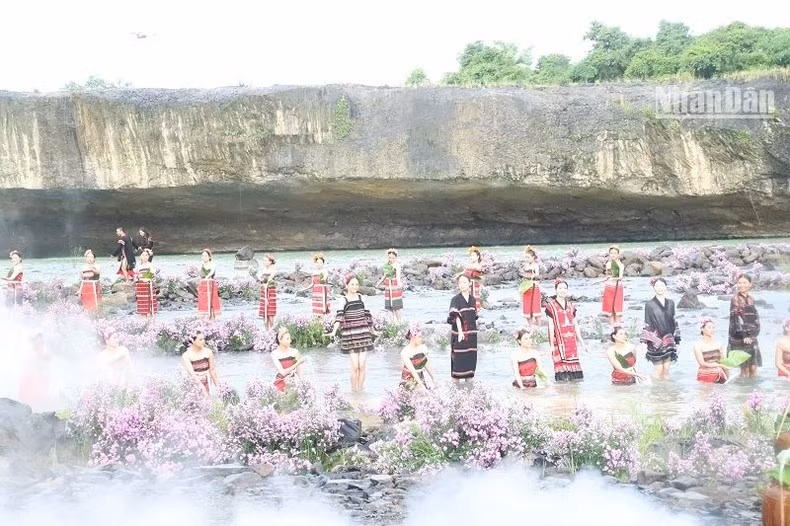 Los colores de los brocados de los grupos étnicos en Dak Lak se presentan en el evento. Los colores de los brocados de los grupos étnicos en Dak Lak se presentan en el evento.