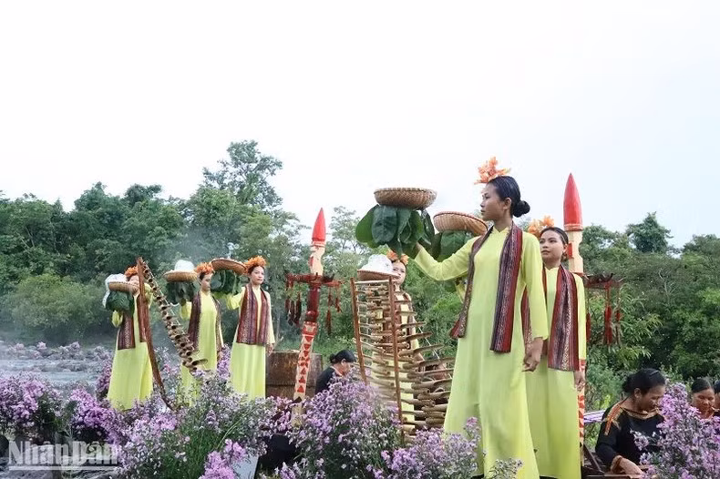Los diseños de Ao Dai (túnica tradicional vietnamita) se combinan con coloridos brocados. Los diseños de Ao Dai (túnica tradicional vietnamita) se combinan con coloridos brocados.