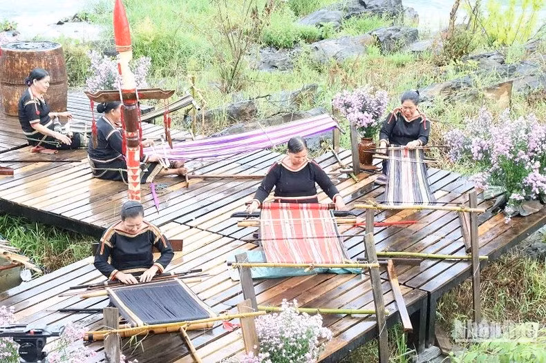 El programa también recrea los brocados tradicionales de las etnias del Altiplano Central. El programa también recrea los brocados tradicionales de las etnias del Altiplano Central.