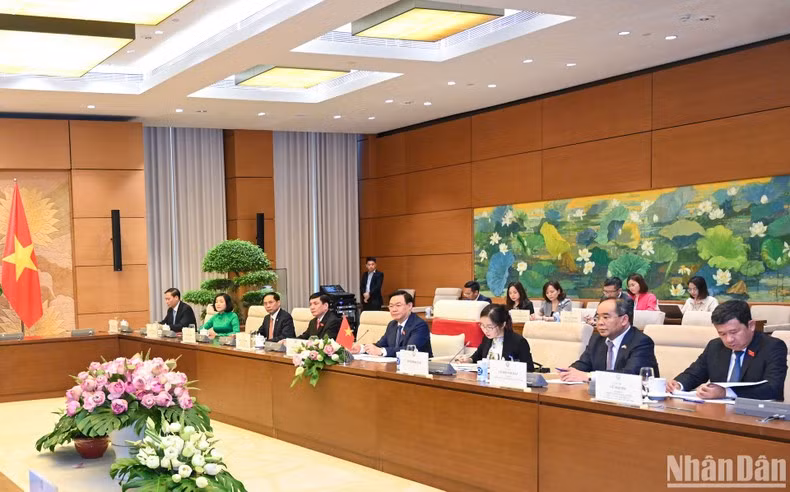 Delegados vietnamitas asistentes a la cita.