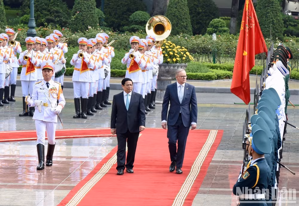 Pham Minh Chinh y Anthony Albanese revisan la guardia de honor del Ejército Popular de Vietnam.