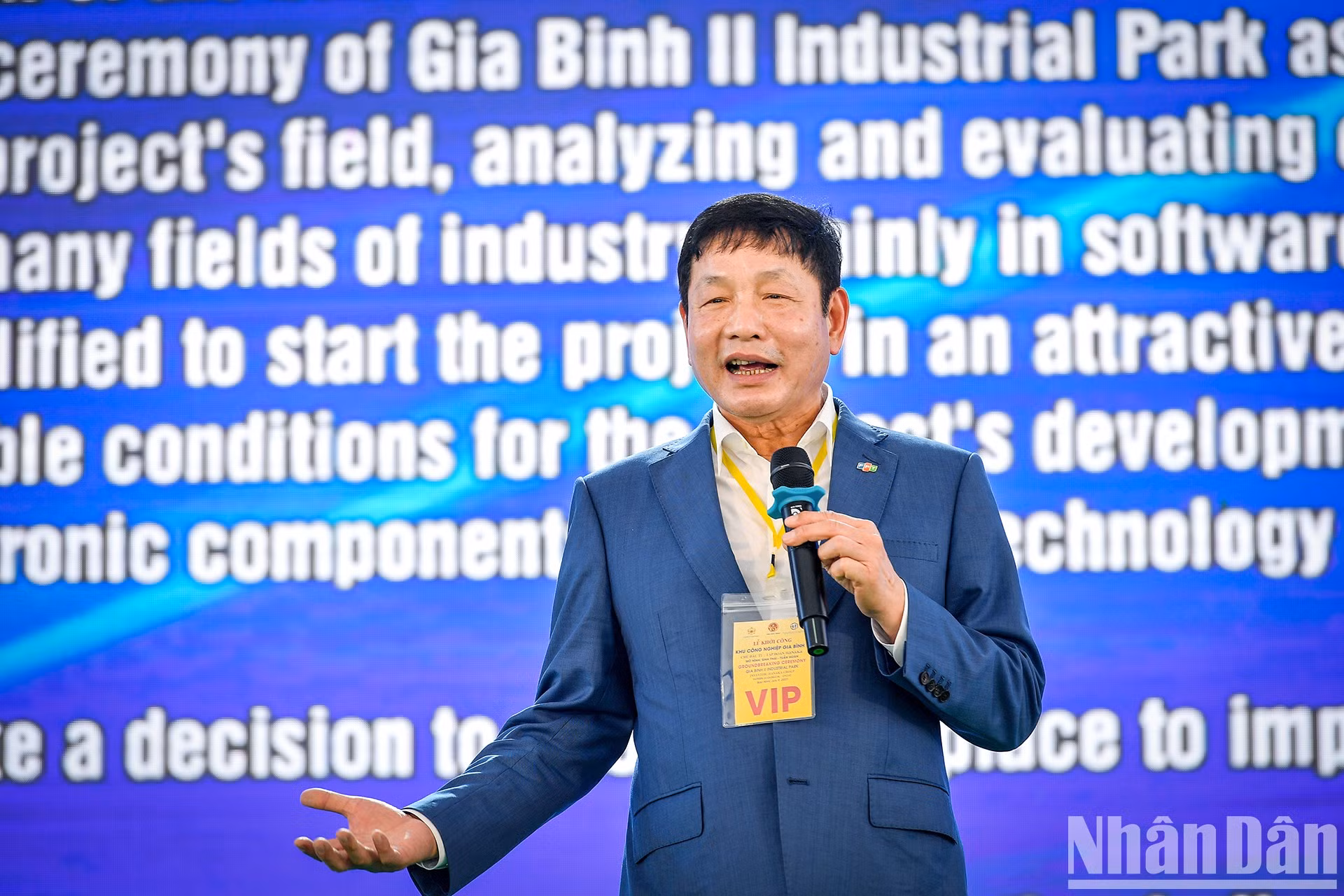 Interviene Truong Gia Binh, presidente de la junta directiva de la Corporación FPT, uno de los socios del proyecto.