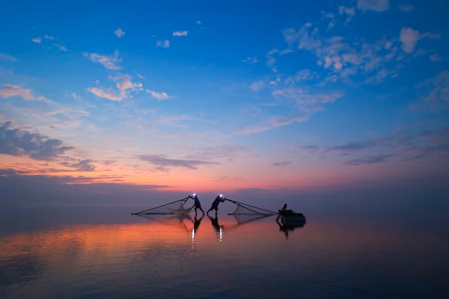 El mar es como un espejo gigante que refleja el cielo azul claro.