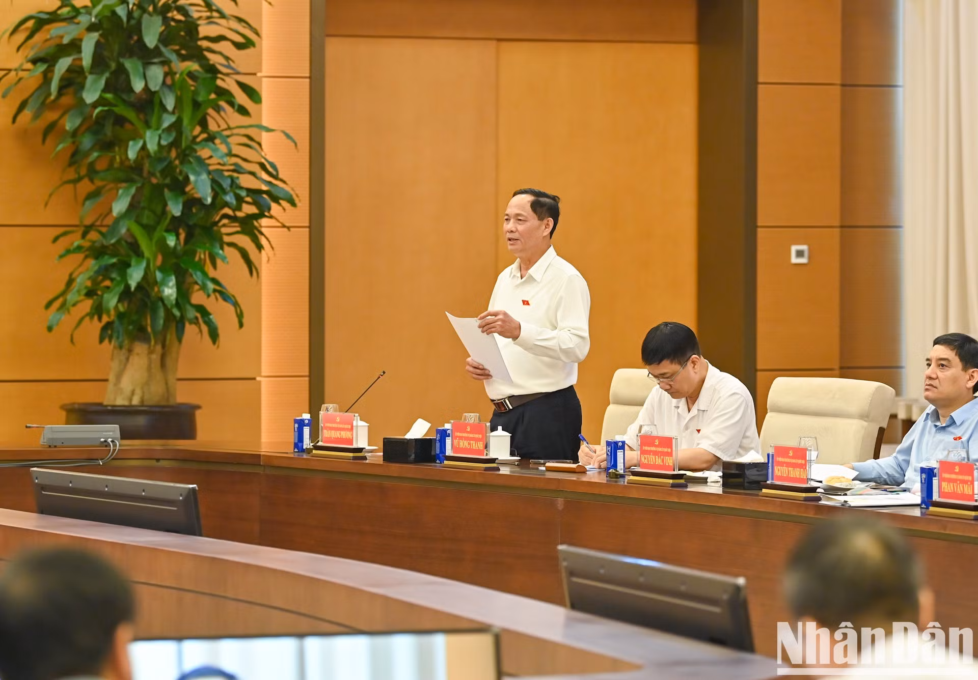 El vicepresidente de la Asamblea Nacional Tran Quang Phuong habla en la reunión.