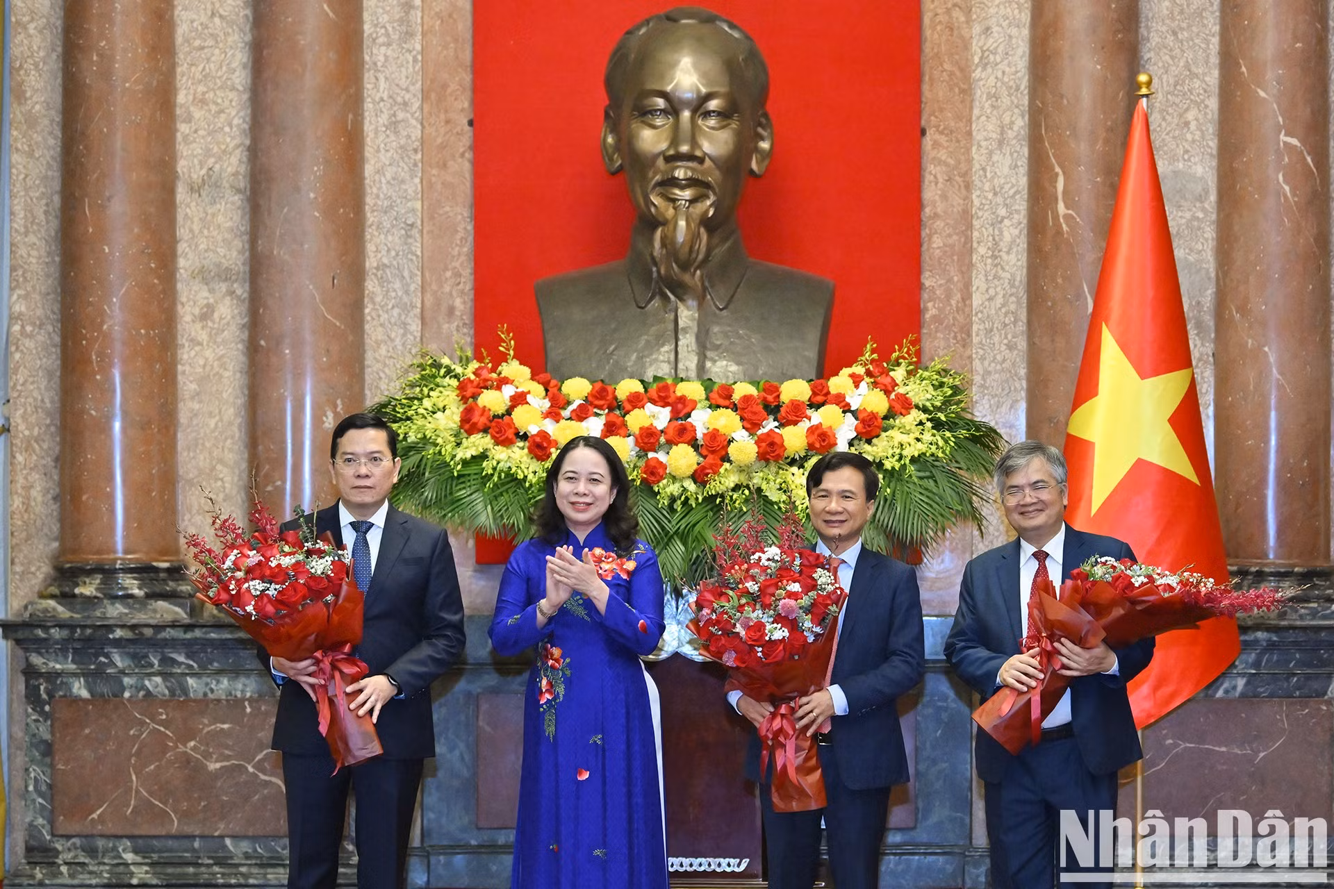 La vicepresidenta Vo Thi Anh Xuan entrega flores para felicitar a los nuevos subjefes de la Oficina Presidencial.