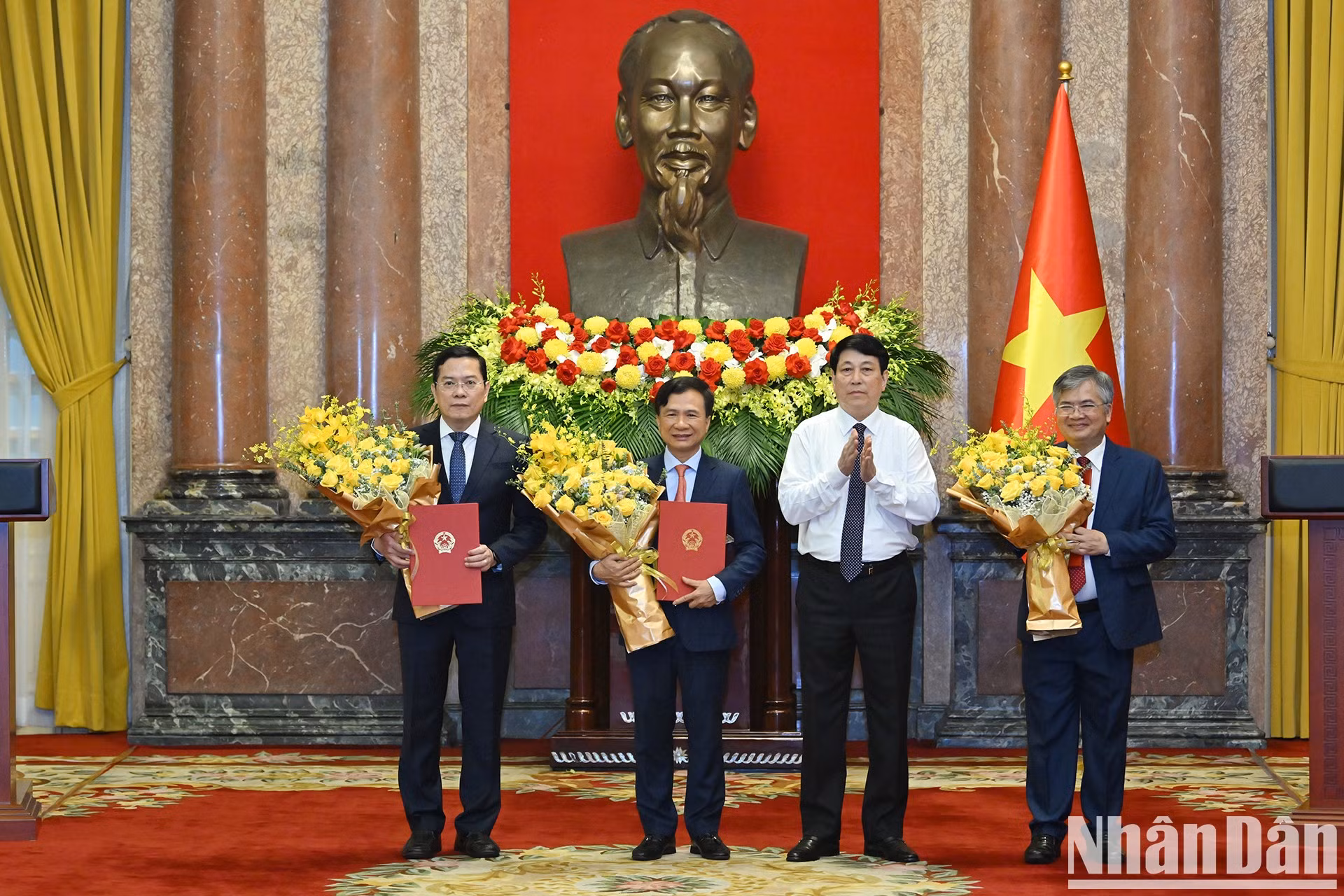 El presidente Luong Cuong entrega las decisiones a los designados.