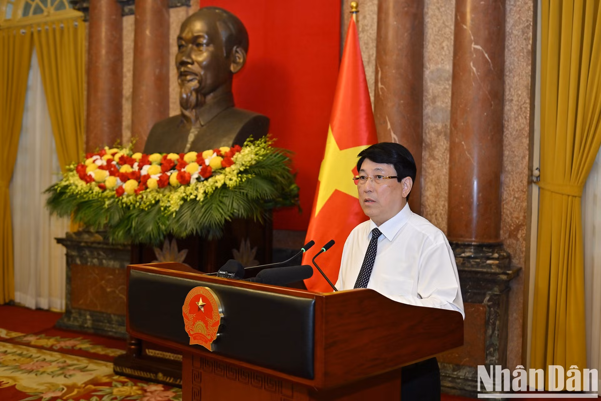 Luong Cuong habla en la cita.