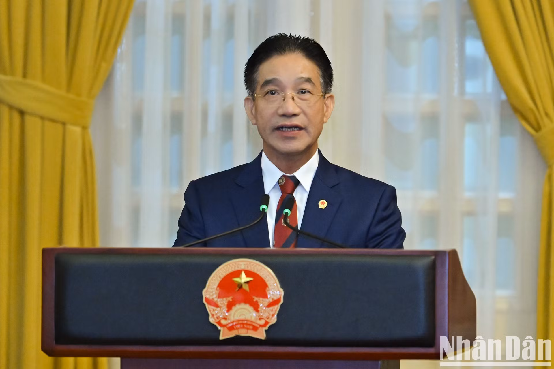 El subjefe de la Oficina Presidencial Pham Thanh Ha anuncia la decisión sobre el nombramiento de los camaradas Nguyen Hoang Anh, Can Danh Tai y Nguyen Dang Tien para el cargo de subejefe de la dicha entidad.