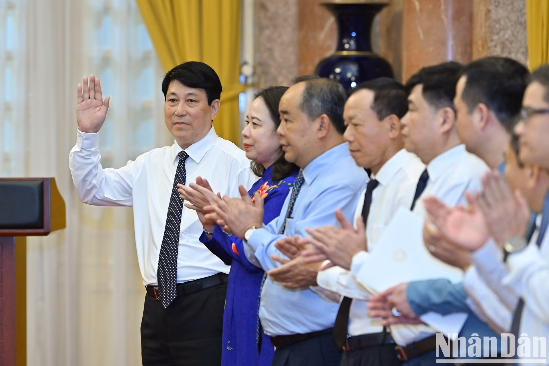 El presidente Luong Cuong, la vicepresidenta Vo Thi Anh Xuan y el jefe de la Oficina Presidencial Le Khanh Hai, junto con otros delegados, asisten a la ceremonia.
